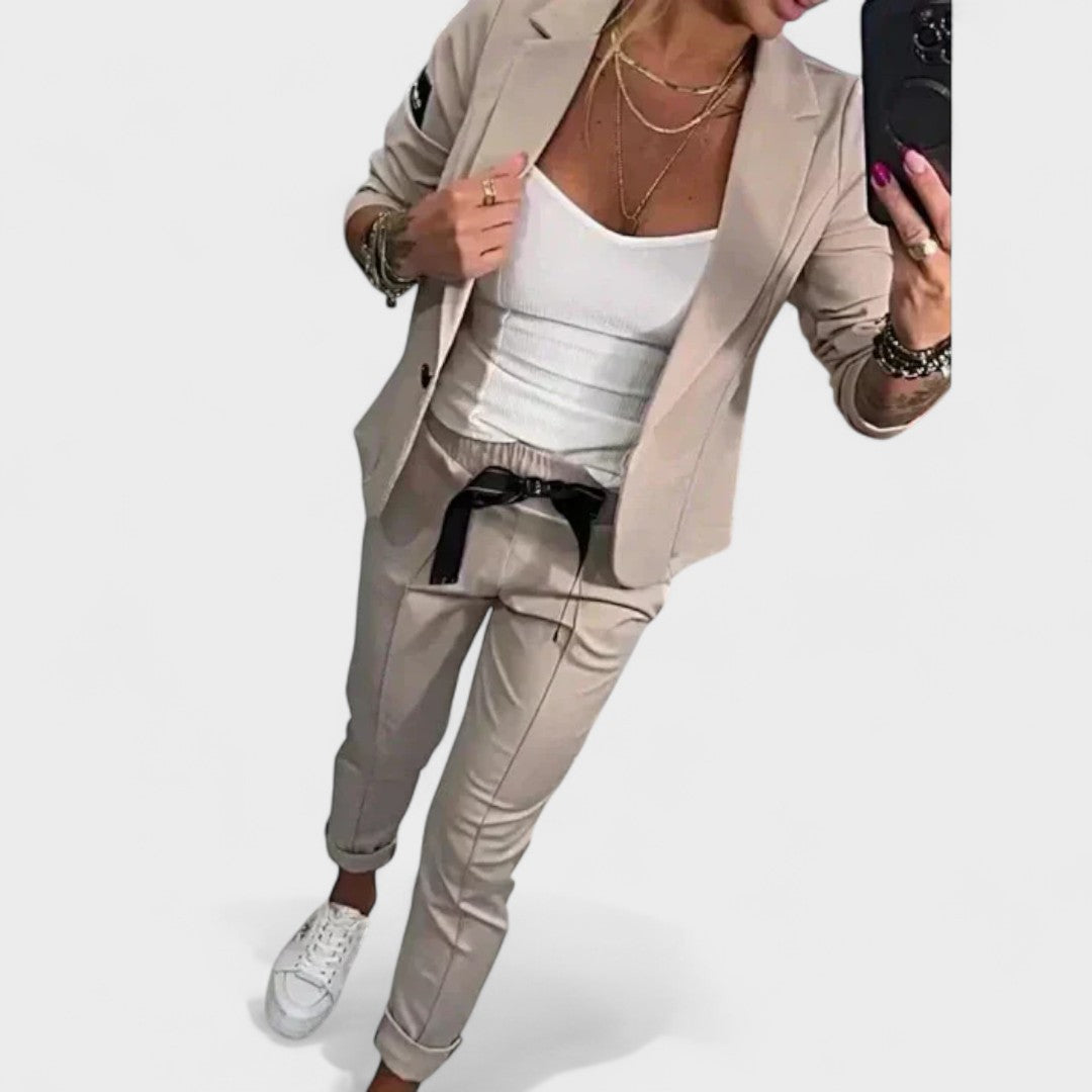 Ника – Персонализиран комплект: мек сако и широки панталони