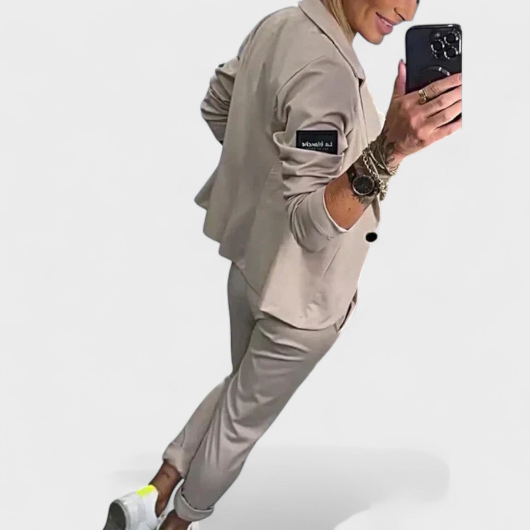 Ника – Персонализиран комплект: мек сако и широки панталони