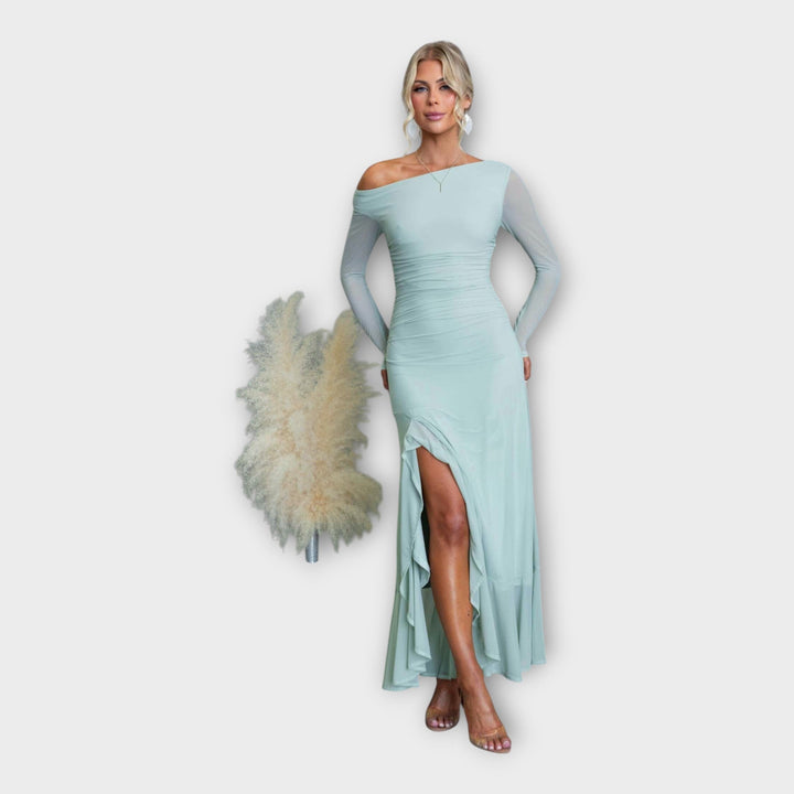 Впечатляваща Рокля с Елегантна Линия