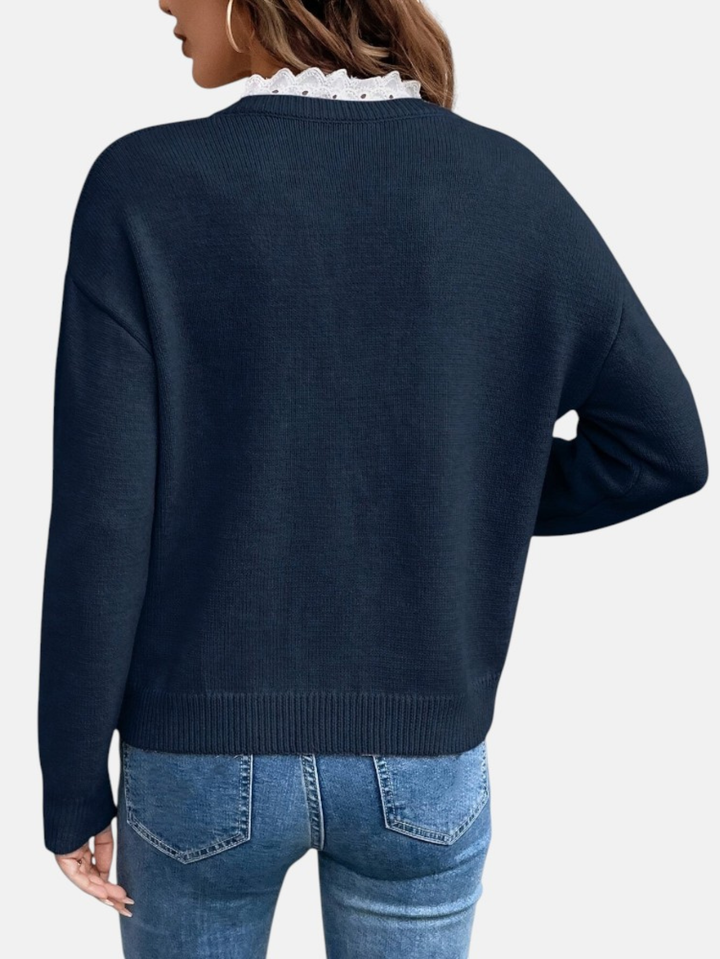 Мила - Плетен топ с V-образно деколте и дантелена украса