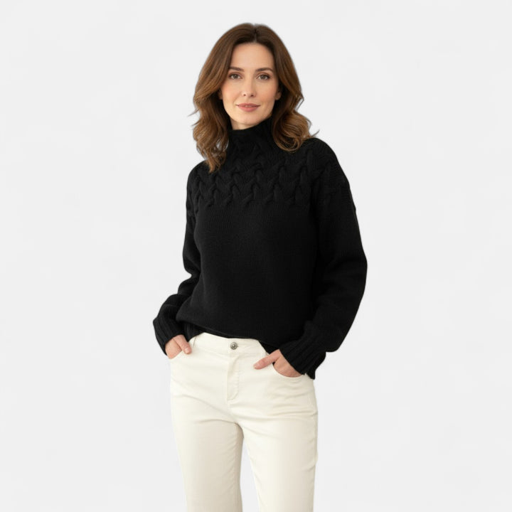Ева - Женски пуловер с плетени детайли